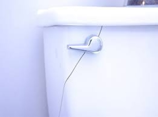 Khắc phục bồn cầu bị r&uacute;t nước bằng c&aacute;ch kiểm tra phao