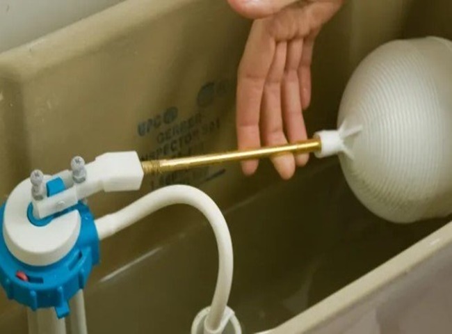 Xử l&yacute; bồn cầu nghẹt nước bằng &aacute;p lực nước tự nhi&ecirc;n