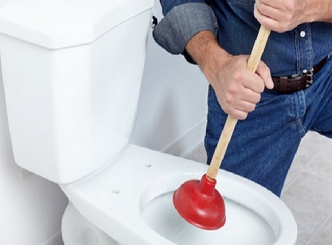 Th&ocirc;ng tắc bồn cầu quận T&acirc;n Ph&uacute; gi&aacute; rẻ n&ecirc;n định kỳ xử l&yacute; thường xuy&ecirc;n