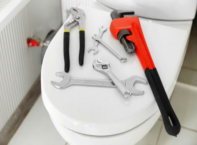 Th&ocirc;ng bồn cầu bị nghẹt giấy bằng m&aacute;y n&eacute;n kh&iacute;